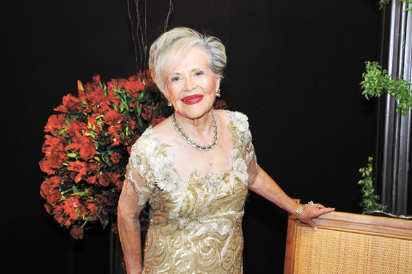 O abraço especial de hoje vai para uma querida colega e amiga, que muda de idade amanhã: Sônia Menezes Pizzo, a sempre admirável colunista social Patrícia, que chega à marca dos 8.3. Dinâmica e disposta para o trabalho, Patrícia é respeitada e querida por